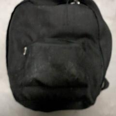 حقائب الظهر والحقائب النهارية Zwart، كما تم الإبلاغ عنه بواسطة Transdev Hoeksche Waard Goeree Overflakkee عبر iLost