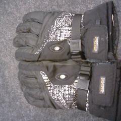 Kesztyű, amint azt SnowWorld Landgraaf az iLost segítségével jelentette.