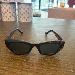 Occhiali da sole, come riportato da Van der Valk Hotel Amsterdam-Amstel utilizzando iLost