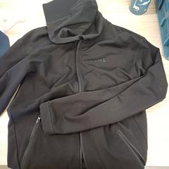 Gilet noir, como reportado por IKEA Liège utilizando o iLost