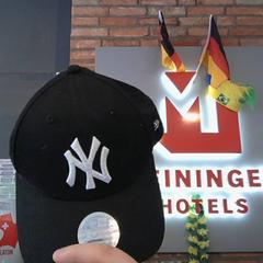Sapka Black none else, amint azt MEININGER Hotel Hamburg City Center az iLost segítségével jelentette.