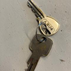 Chave, como reportado por Supersized Kingsday utilizando o iLost