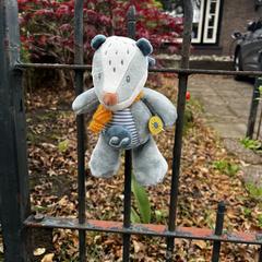 Grijs wit oranje knuffelbeestje/muziekdoosje, segundo informou a iLost