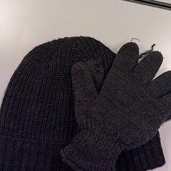 手袋 & ビーニー Grijs がiLostで Vrije Universiteit Amsterdam によって報告されました