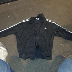 재킷 black jacket from brand addidas, iLost를 사용하여 Leonardo Hotel Amsterdam Rembrandtpark에 보고됨