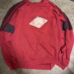 Tröja Red, rapporterat av KABUL à GoGo / Teatro med iLost