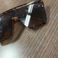 Solglasögon Bruin/zwart, rapporterat av Pathé Helmond med iLost