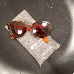 Glasses case with glasses, as reported by IKEA Paris - Italie Deux using iLost