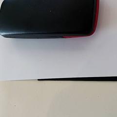 Caixa de óculos com óculos no interior, como reportado por RRReis IJssel-Vecht utilizando o iLost