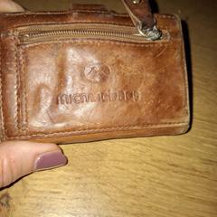 portemonnee, jak bylo nahlášeno na iLost