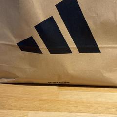 Bolsa adidas, ha sido reportado por Designer Outlet Roermond con iLost