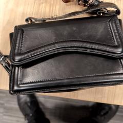 Kézitáska, amint azt Pathé Zwolle az iLost segítségével jelentette.