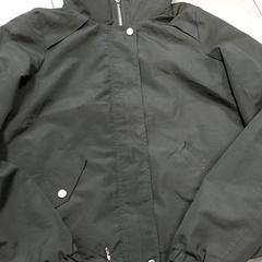 Kleding  - Jas zwart, amint azt Centraal magazijn az iLost segítségével jelentette.