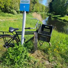 Zwarte heren fiets met krat, jak zgłoszono do iLost
