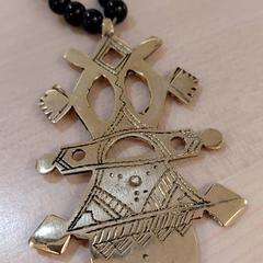 Colar Noir avec gros pendantif dore, como reportado por IKEA Tours utilizando o iLost