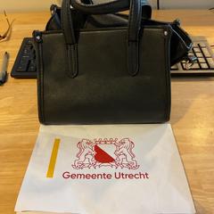 Zwart damestasje, amint azt Gemeente Utrecht az iLost segítségével jelentette.