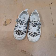 Tenisówki, zgłoszono przez IKEA Reims Thillois przy użyciu iLost