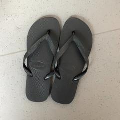 Sandaler Black, som rapportert av MEININGER Hotel Berlin Central Station ved bruk av iLost