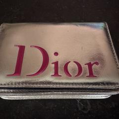 Dior purse/bag, jak bylo nahlášeno na iLost
