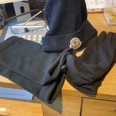 Hat & Gloves Bl, as reported by MEININGER Hotel Berlin East Side Gallary using iLost