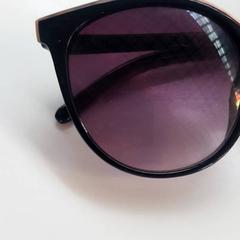 Óculos de sol, como reportado por Beeld & Geluid Hilversum utilizando o iLost