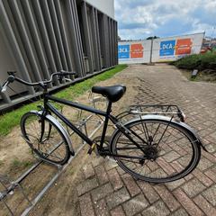 Fiets zwart, grijze spatborden, segons ha informat Gemeente Zonhoven mitjançant iLost