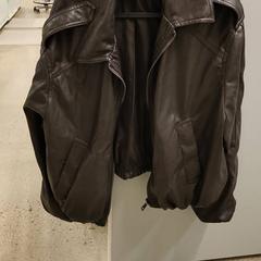 Giacca & Cappotto di pelle leer, come riportato da IKEA Utrecht utilizzando iLost