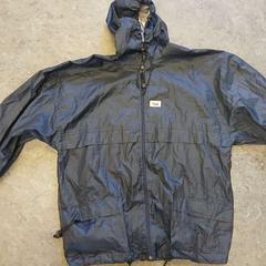ジャケット regen donkerblauw がiLostで Rock Werchter によって報告されました