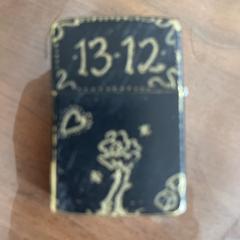 Zippo met gravure, iLost에 보고됨
