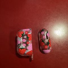 Funda para airpods Plastic with flowers, segundo informou MEININGER Hotel Berlin Alexanderplatz usando iLost