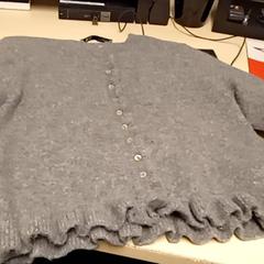 Svetr Grey, jak nahlášeno Mövenpick Hotel Amsterdam City Centre pomocí iLost