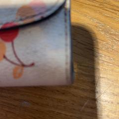 Wallet white がiLostで Designer Outlet Roermond によって報告されました