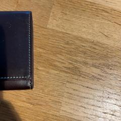 카드 홀더 Khalif, iLost를 사용하여 Designer Outlet Roermond에 보고됨