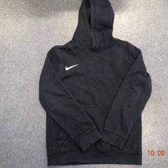 Kleding zwarte nike trui, zoals gemeld door Gemeente Leopoldsburg met iLost