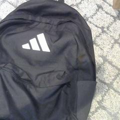 Mochila addidas, segundo informou Relais Azalys usando iLost