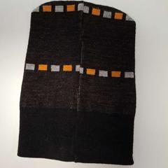 Bonnet en laine Noir avec carreaux gris et orange, come riportato da ilévia utilizzando iLost