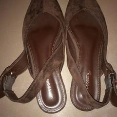 Des chaussures bruin, a été signalé par Inntel Hotels Den Haag Marina Beach utilisant iLost