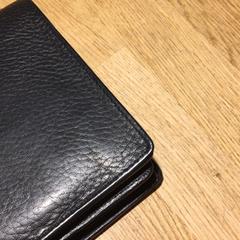 Billetera, ha sido reportado por Designer Outlet Roermond con iLost