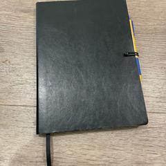 Koadernoa met pen, gisa salatu by Van Heugten Tours iLost erabiliz