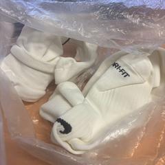 Mitjons, segons ha informat The Dominican mitjançant iLost