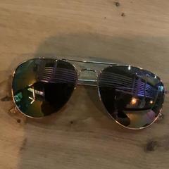Des lunettes de soleil, a été signalé par MEININGER Hotel Köln West utilisant iLost