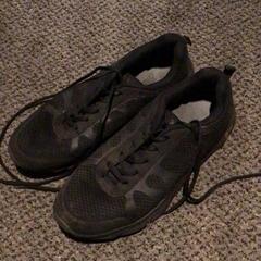 Zapato Sneakers zwart, ha sido reportado por Van der Valk Hotel Zwolle con iLost