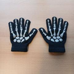 Kesztyű zwart/wit, amint azt UVO Vervoer az iLost segítségével jelentette.