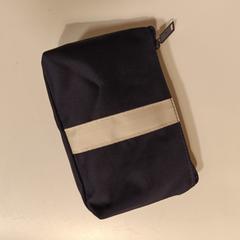 핸드백 dark blue and white, iLost를 사용하여 Room Mate Bruno에 보고됨