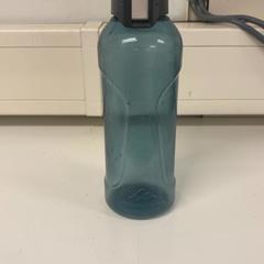 Flasche Blauw Quechua, gemeldet von Avonturenpark Hellendoorn über iLost