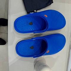 الحذاء & صابون Crocs en handzeep، كما تم الإبلاغ عنه بواسطة Van der Valk Hotel Schiphol عبر iLost
