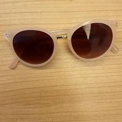 İLost kullanarak DierenPark Amersfoort tarafından bildirildiği gibi Güneş gözlüğü Heel licht beige/roze