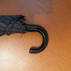 Parapluie pliant gris et noir, a été signalé par TCL utilisant iLost