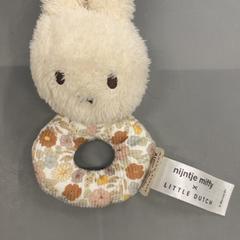 شخصيات الأكشن والدمى والحيوانات المحشوة والدمى Baby speeltje، كما تم الإبلاغ عنه بواسطة IKEA Eindhoven عبر iLost