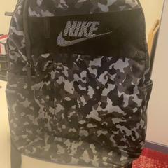 バッグ & バックパック がiLostで Pathé Schiedam によって報告されました